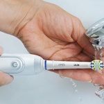 Nettoyer une brosse à dent électrique : astuces et conseils pratiques